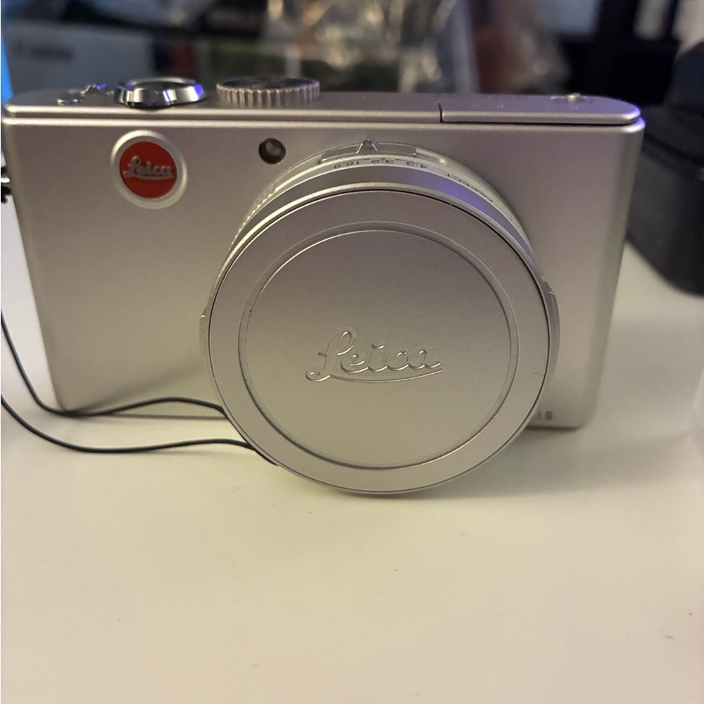Leica D-Lux 3 Digital Camera - Picture 2 of 13